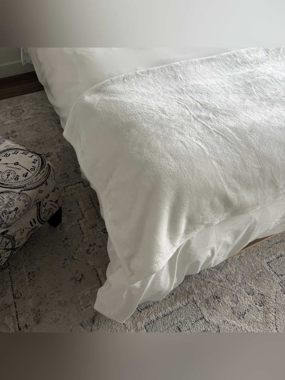 Nicole Miller Home White 100% Polyester Blanket 60” x 70”